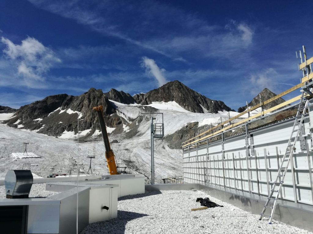 Fassadenarbeiten am Gletscher